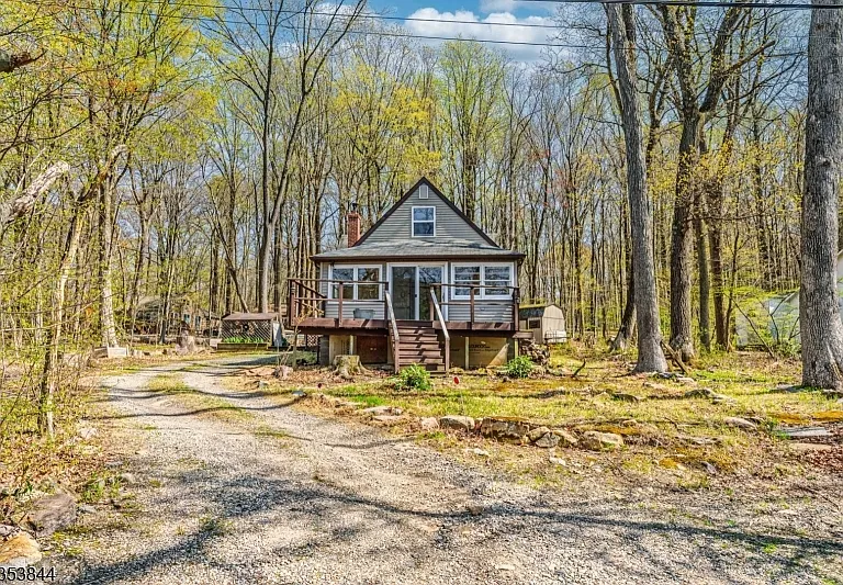 Charming Lakeside Retreat