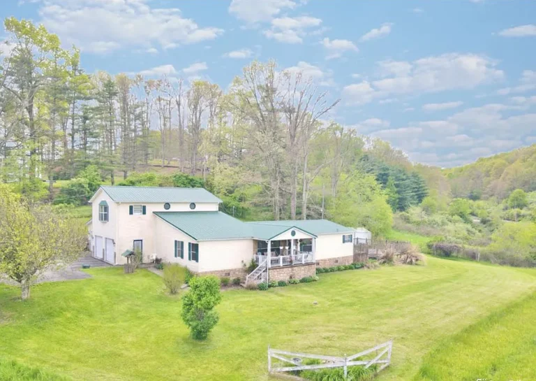 Spacious 5-Bedroom Mountain Retreat with 3-Car Garage