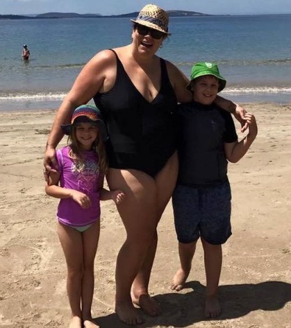 Mother poses with 2 children – then looks closely at the picture and chases after her camera