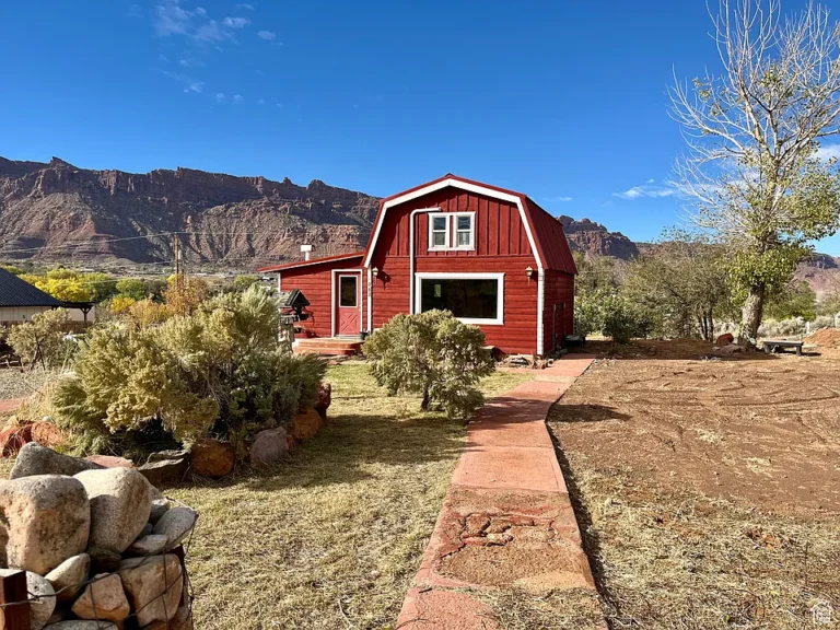 Charming Country Cottage with Incredible Views & Outdoor Living Near Old City Park