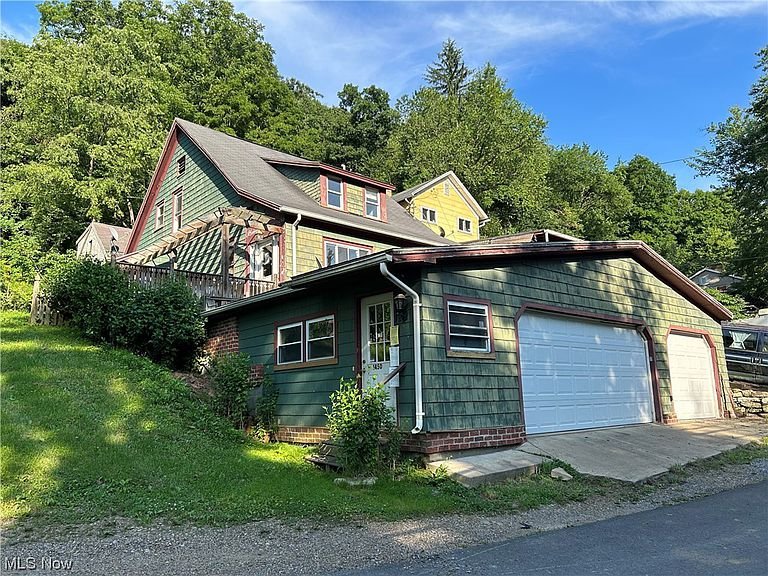 Fixer Upper Alert! Love the built-in! Circa 1924 in Ohio