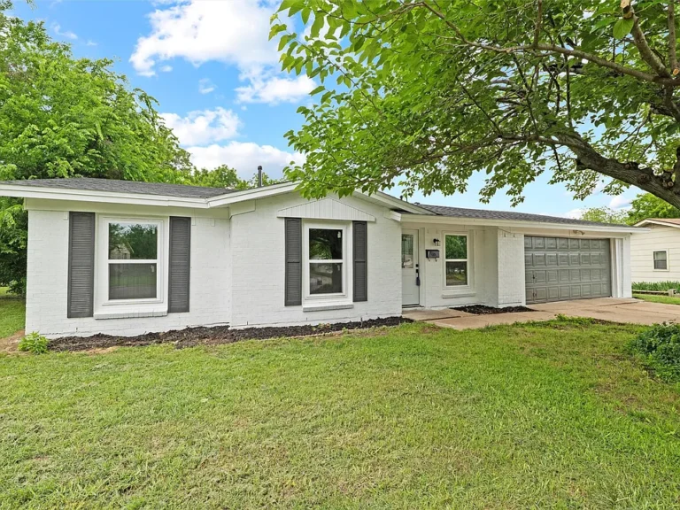 Stylishly Updated Brick Home with Spacious Layout in Burleson, TX