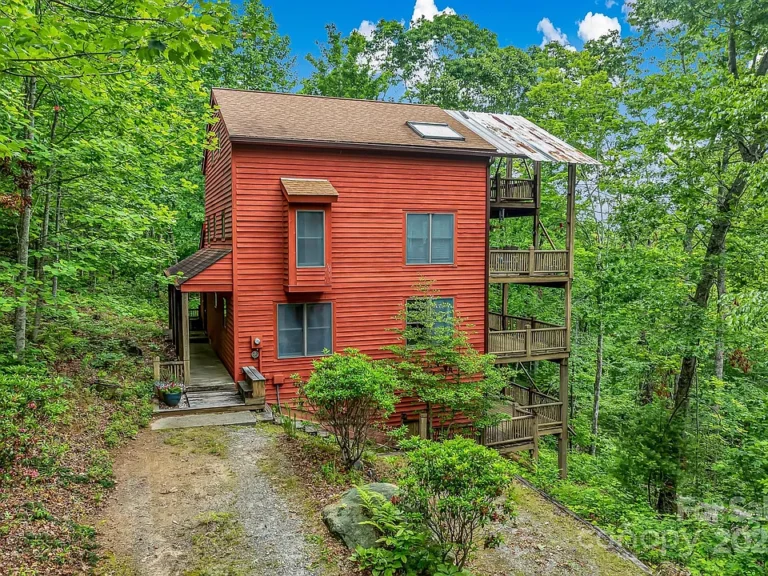 Peaceful Treehouse Living Just Minutes from Downtown!