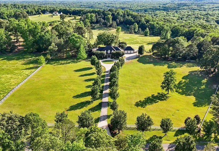 Southern Elegance Meets Resort Living – 5-Acre Private Estate in Buhl, AL