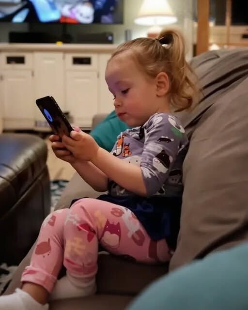 MY LITTLE GIRL PICKED UP MY HUSBAND’S PHONE AND FORGOT TO END THE CALL — THEN I HEARD A WOMAN’S VOICE SAYING, “DADDY AND I HAVE SO MANY SECRETS.”
