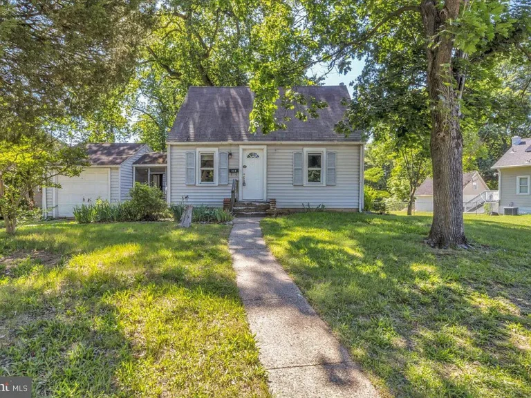 🏡 Charming Corner-Lot Home with Expansion Potential in Woodbury, NJ!