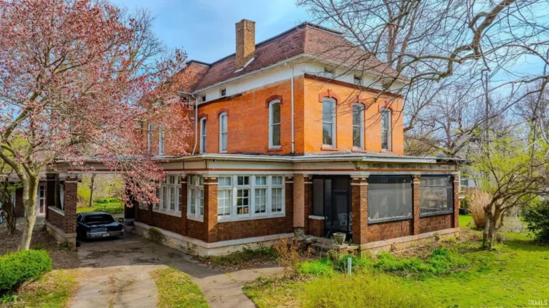 Charming Historic Home on Double Lot With Endless Potential — Only $149,900 516 W Hill St, Wabash, IN 46992