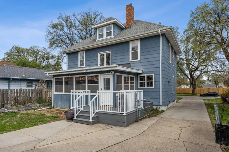 Timeless Elegance Meets Modern Comfort at 1524 5th Ave S, Fargo – $389,900