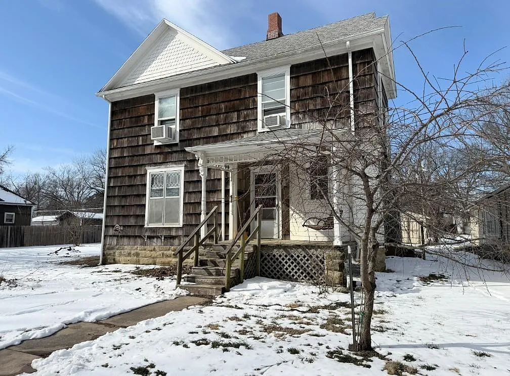 Charming Victorian Retreat in Iola, Kansas – 206 S 4th St – $125,000