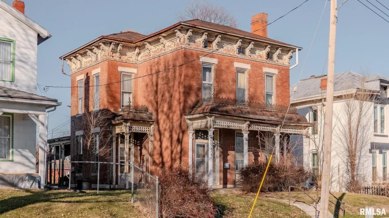 Endless Potential Awaits: A Handyman’s Dream at 627 N 8th Street, Quincy, IL – $30,000