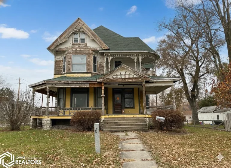 Offered at $88,500, 301 N Jefferson St in Mount Pleasant, IA 52641
