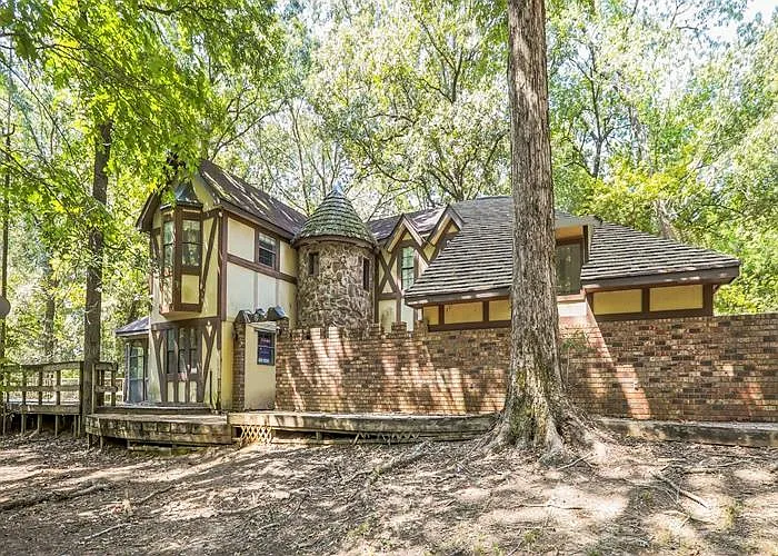 A Unique Fixer-Upper Opportunity in Rural Grenada, Mississippi – $80,000