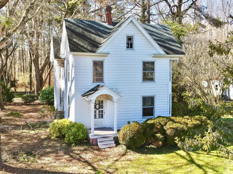 Spacious Living and Endless Possibilities: A Versatile Home on 1.33 Acres in Oak Hall, Virginia – $185,000