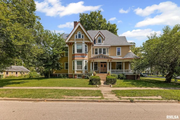 Timeless 1898 Victorian in Centralia, Illinois – A Rare Blend of History, Luxury, and Investment Potential – $199,900
