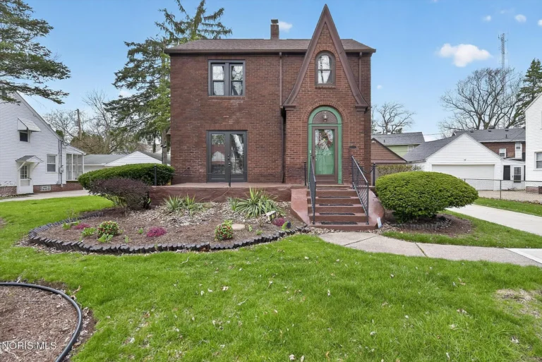 Charming Historic Retreat in Toledo – Timeless Details with Everyday Comfort