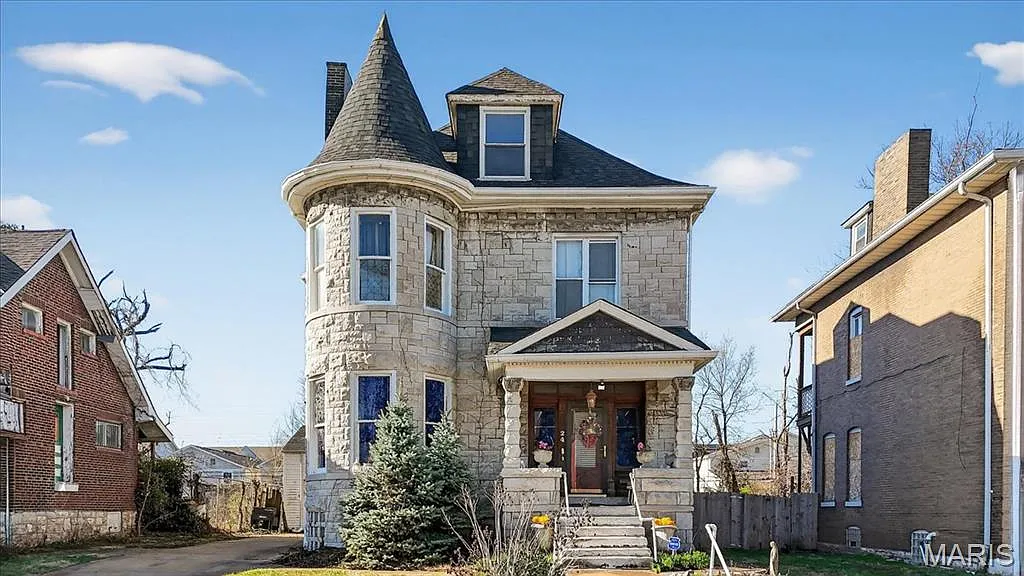 A Timeless Victorian Treasure in St. Louis: Restoring Grandeur at 24 Lewis Place – $175,000