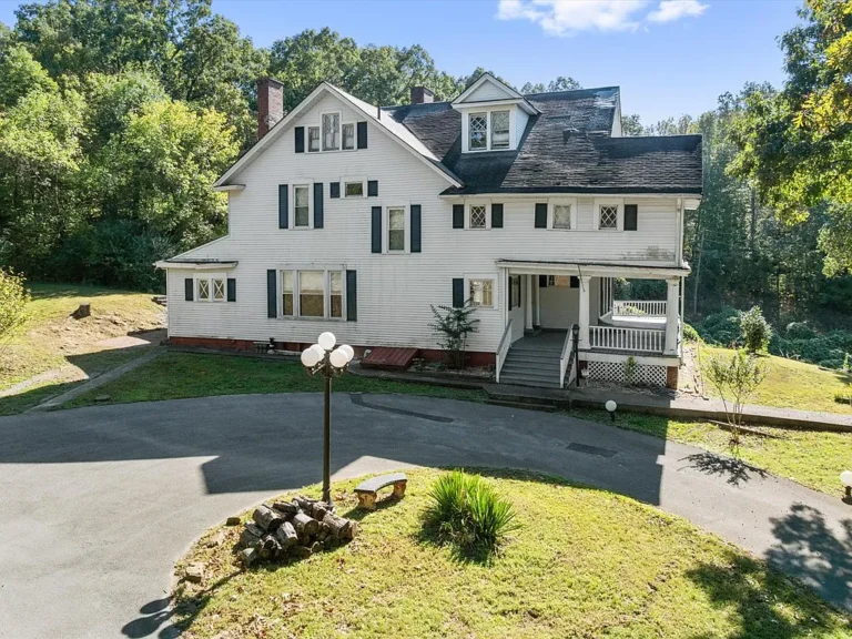 Oakmoor: A Rare Opportunity to Restore a 1905 Historic Gem in Earlington, Kentucky – $120,000