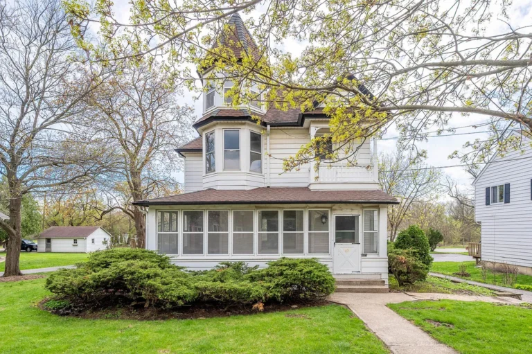 Spacious Gurnee Home with Room to Grow and Customize – $259,900
