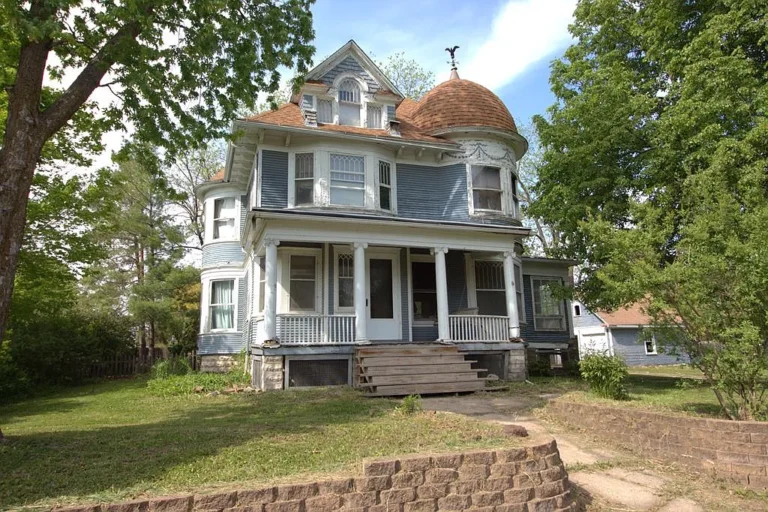 Restoring a Queen Anne Treasure: The Untapped Potential of 450 Main Street in Farnhamville, Iowa – $89,900