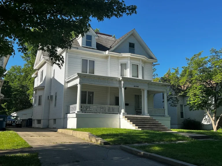 Grand Potential on Washington Street: Restoring a Six-Bedroom Classic in Hoopeston – $27,500