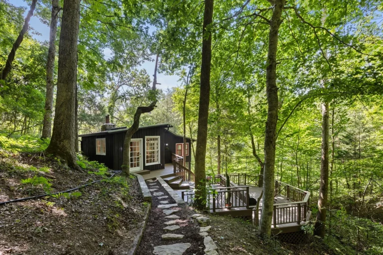 Hidden Lakeside Sanctuary in Tennessee: Inside the Rare Idlehour Cabin Compound Near Nashville – Price cut: $60K