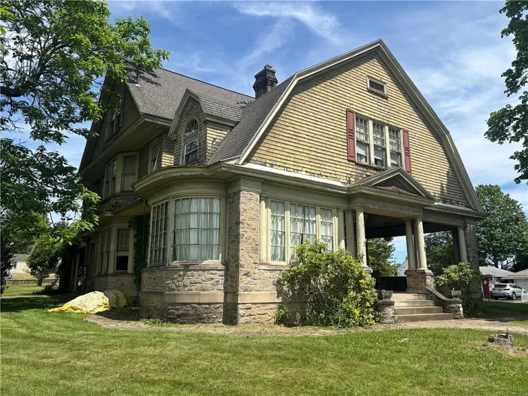 Spacious 5-Bedroom Home on 1.76 Acres in Brownsville, Pennsylvania – $200,000