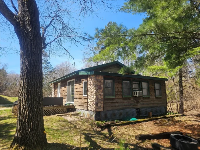 Hidden Bay Lake Cabin: A Four-Season Waterfront Retreat in Wisconsin’s Northwoods – $149,900