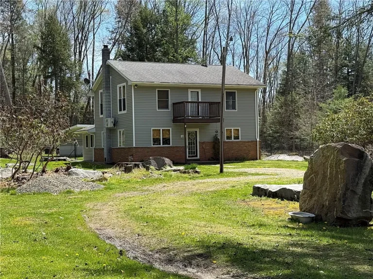 Charming Riverfront Retreat in Pennsylvania: A Peaceful Home Surrounded by Nature – $125,000