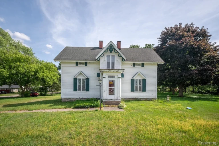 Forgotten Gothic Gem on Over an Acre in Waterford, Michigan — 4 Bedrooms, Nearly 3,000 Sq Ft, and Endless Restoration Potential for Just $150,000