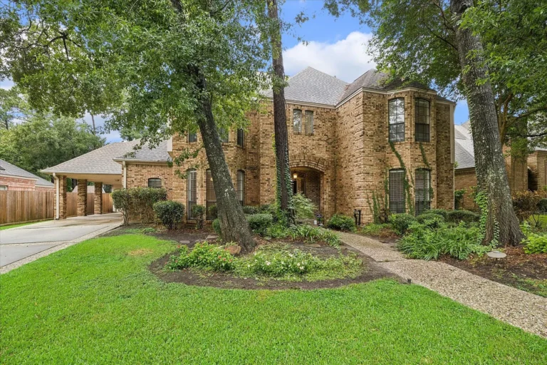 Auction Opportunity: Spacious 5-Bedroom Spring Creek Oaks Home with Luxury Features and Endless Potential – $180,000