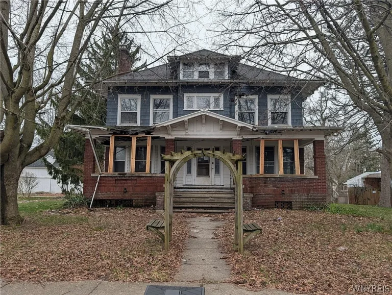 Historic 6-Bedroom Country Home on 1 Acre Offers Nearly 4,000 Sq. Ft. of Space for Just $160,000