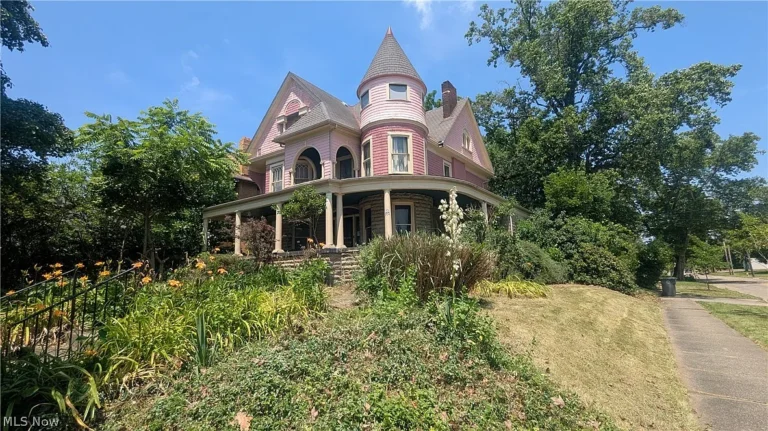 Historic 4-Bedroom Home with Over 3,000 Sq. Ft. – A Rare Opportunity in Youngstown’s Historic North Side – $125,000