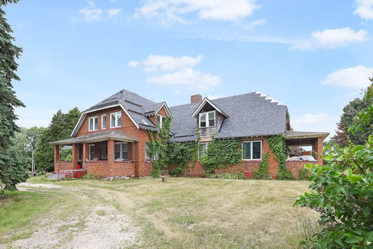 Massive 20-Bedroom Property on 5 Acres Offers Endless Potential in Hart, Michigan – $239,000